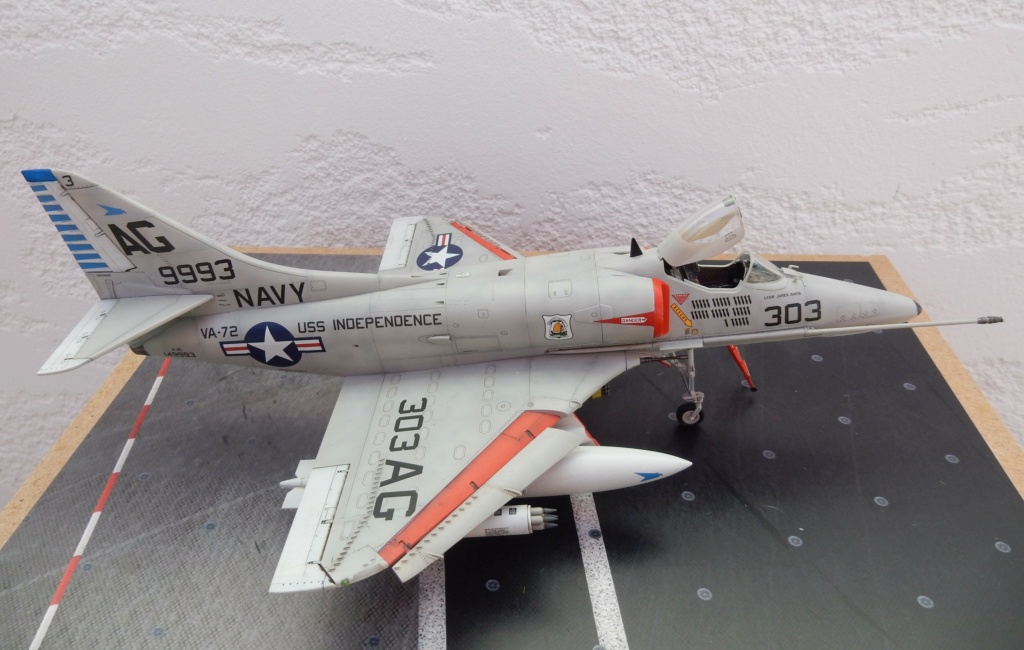 A-4 E "Skyhawk" VF-72 1965 (Hasegawa/Eduard)  Dscn3655