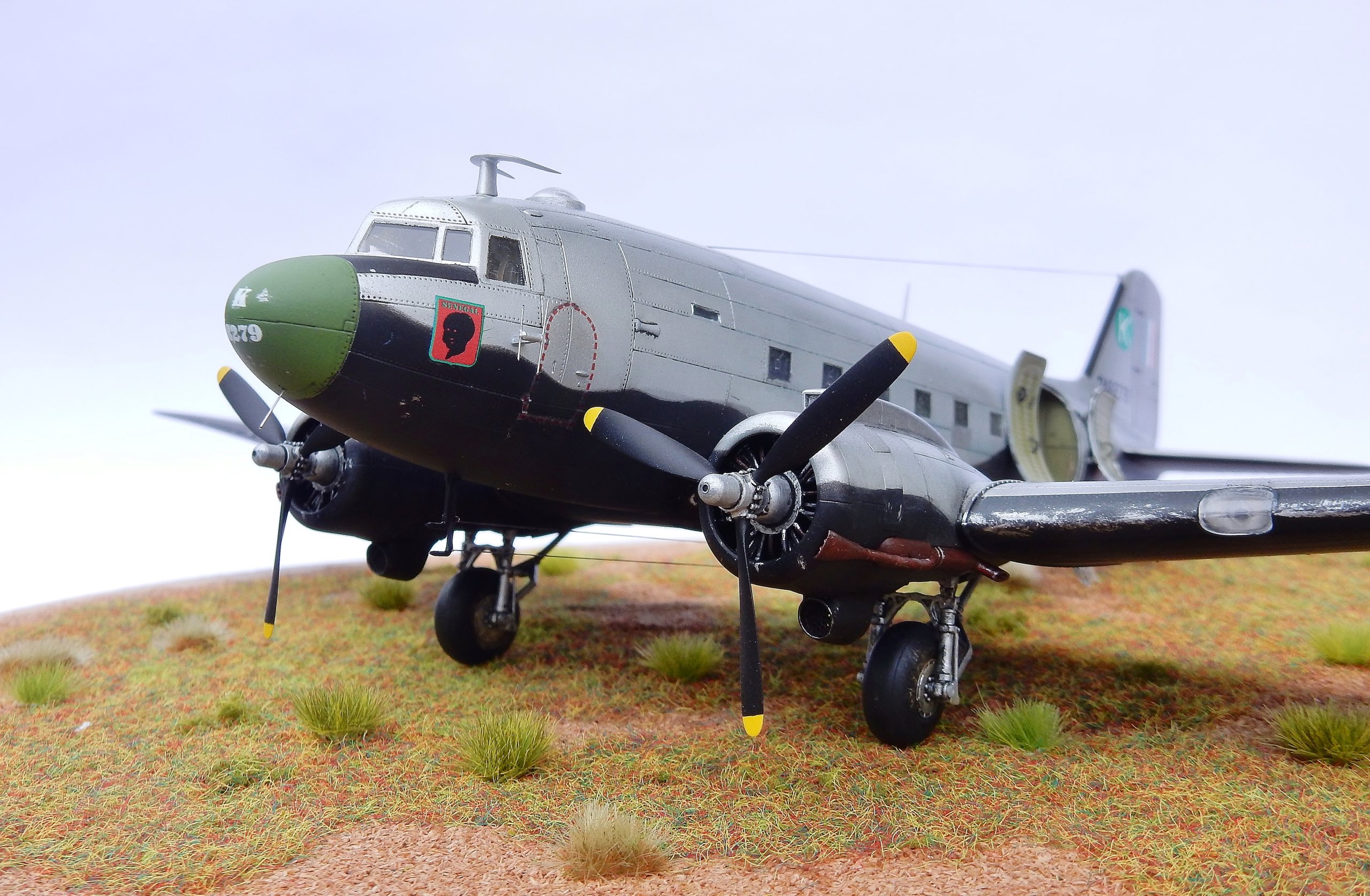 [Concours « ça brille »] C-47 "Dakota" Armée de l'Air GT "Sénégal" Indochine 1954 Dscn8827