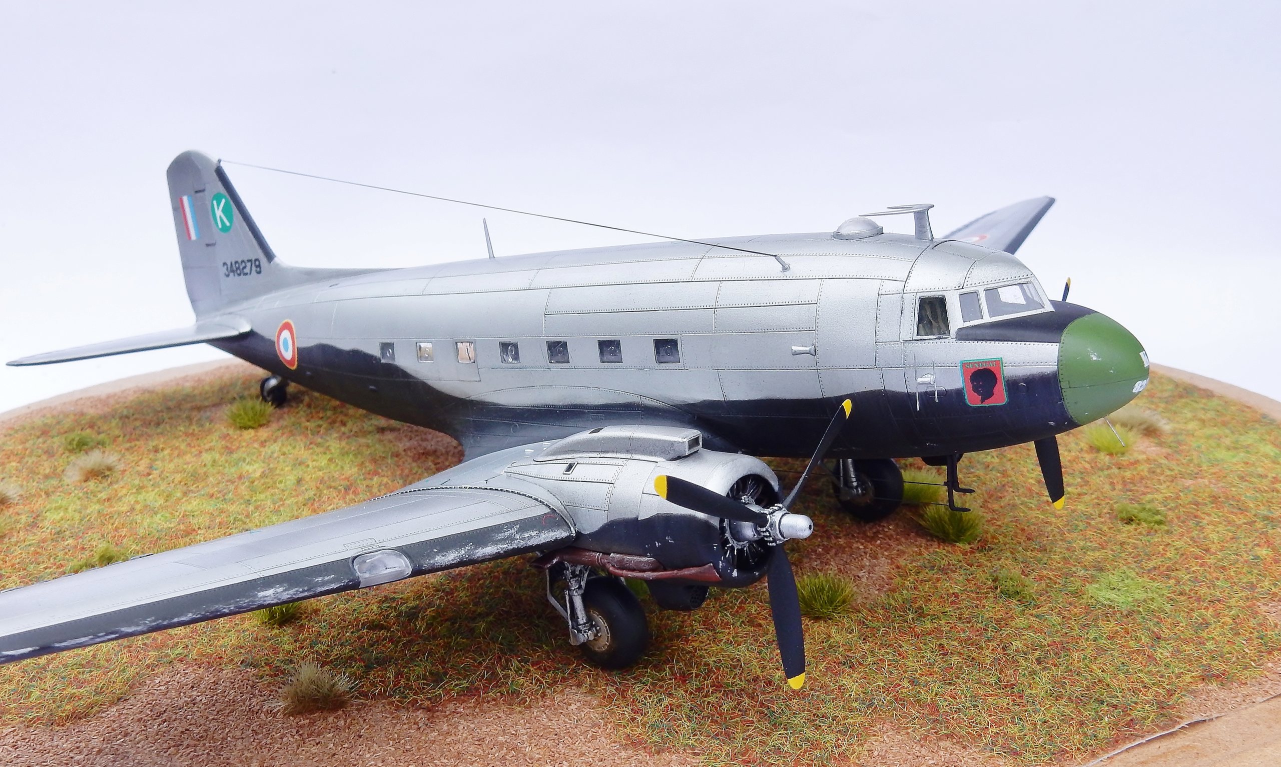 [Concours « ça brille »] C-47 "Dakota" Armée de l'Air GT "Sénégal" Indochine 1954 Dscn8832