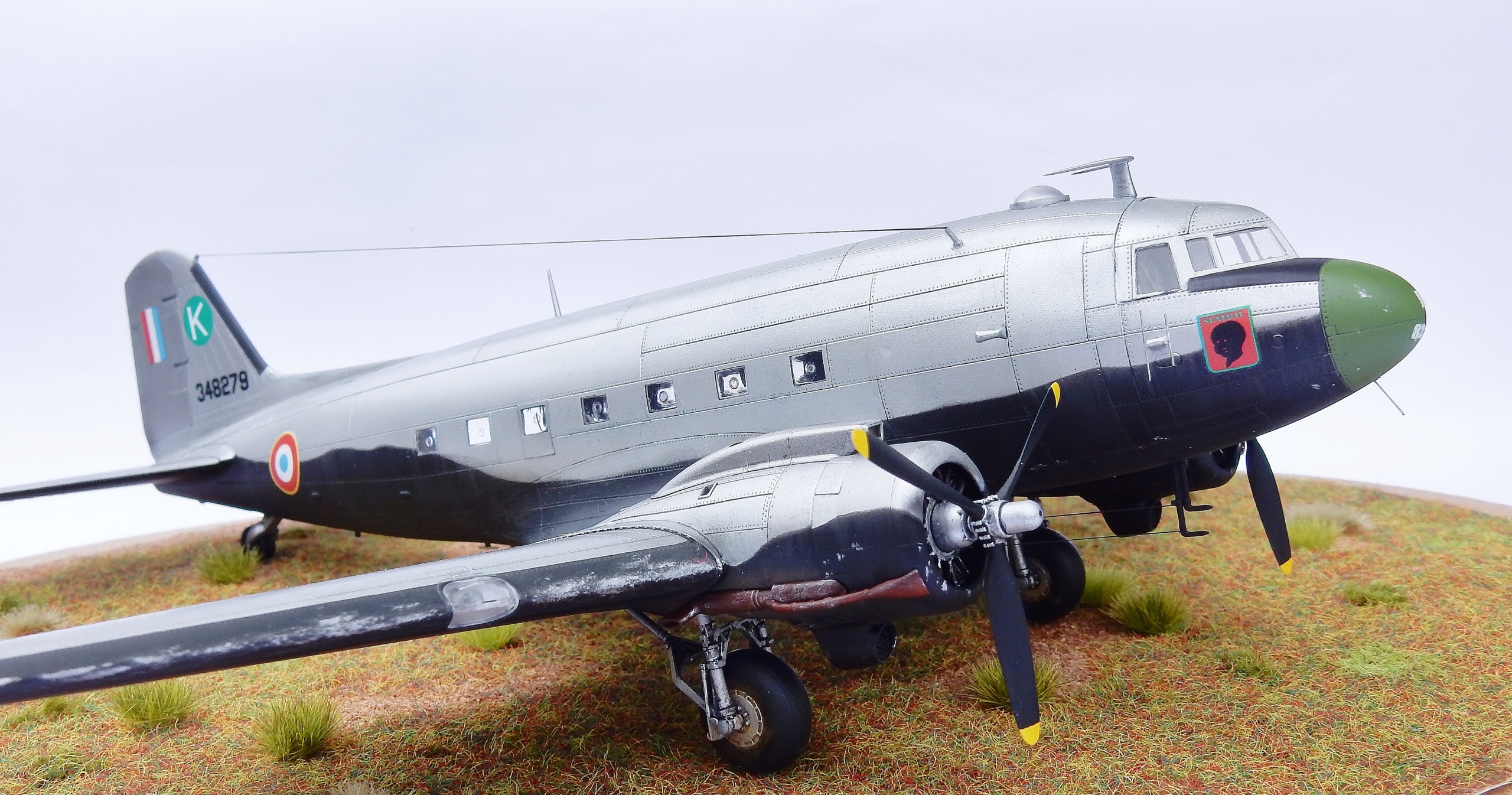 [Concours « ça brille »] C-47 "Dakota" Armée de l'Air GT "Sénégal" Indochine 1954 Dscn8836
