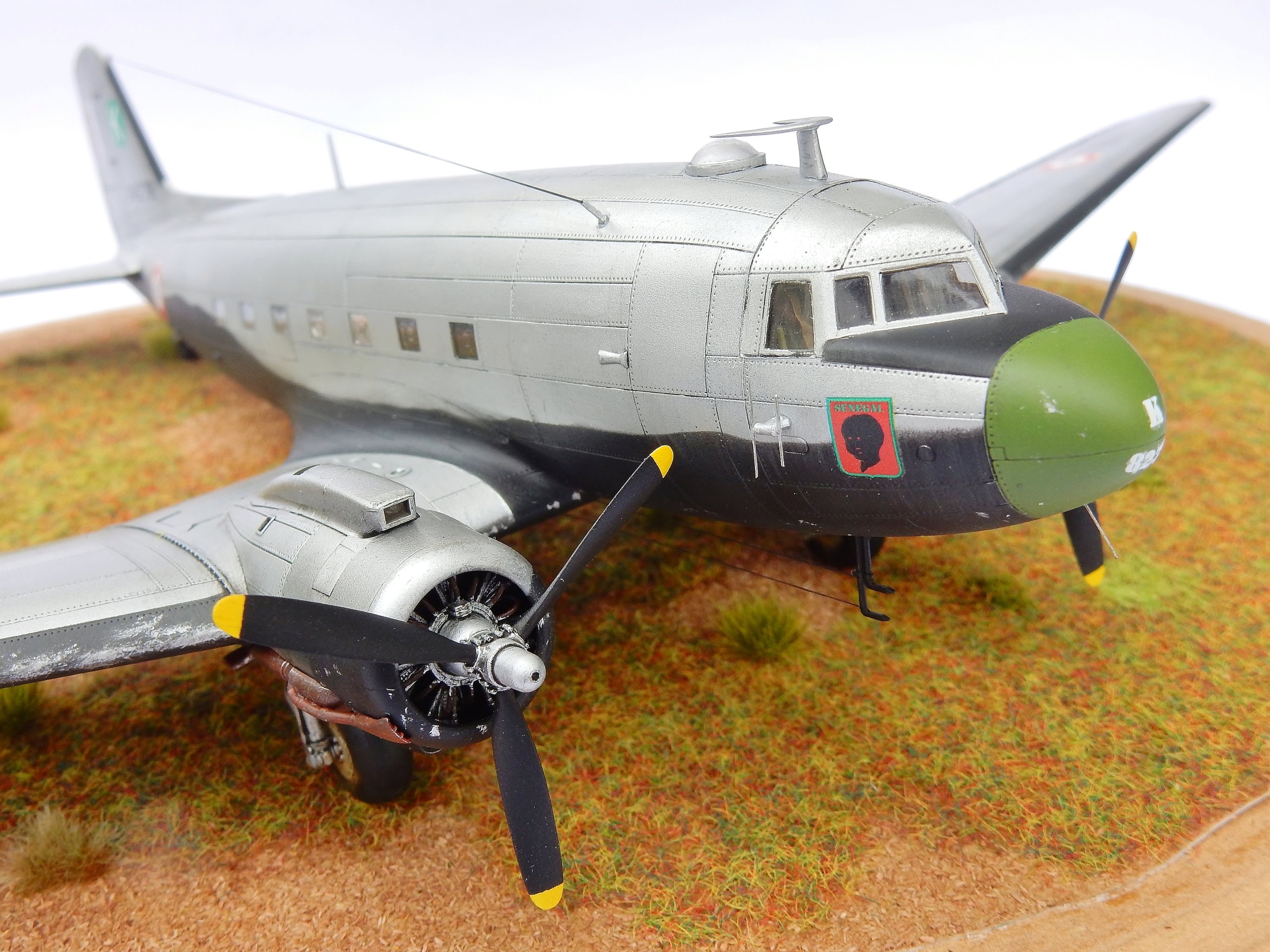 [Concours « ça brille »] C-47 "Dakota" Armée de l'Air GT "Sénégal" Indochine 1954 Dscn8837