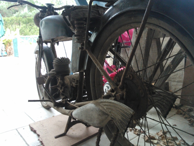 Une moto dans le salon Wp_00013