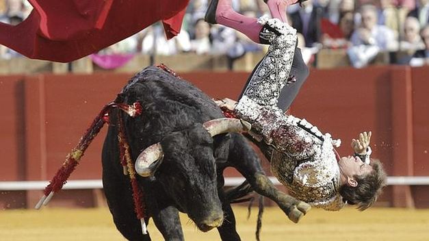 EL JULI - COGIDO EN SEVILLA, ES OPERARDO EN LA PROPIA PLAZA.  Juli_t10