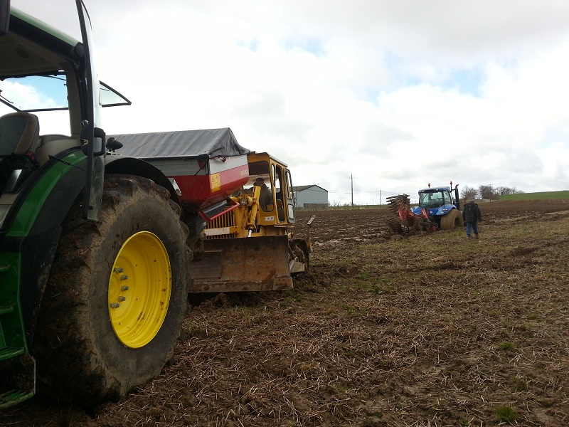 Concours du tracteur le plus cradingue - Page 5 Boue210