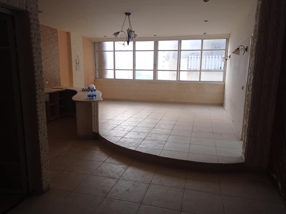   شقة للبيع تشطيب كامل صالتين كبار تهوئة ممتازة غرف واسعة  حمامين مطبخ أمريكي العنوان غزة تل الهوا 27447910