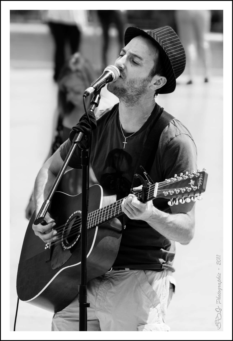 Le Guitariste du Trocadéro 20110710