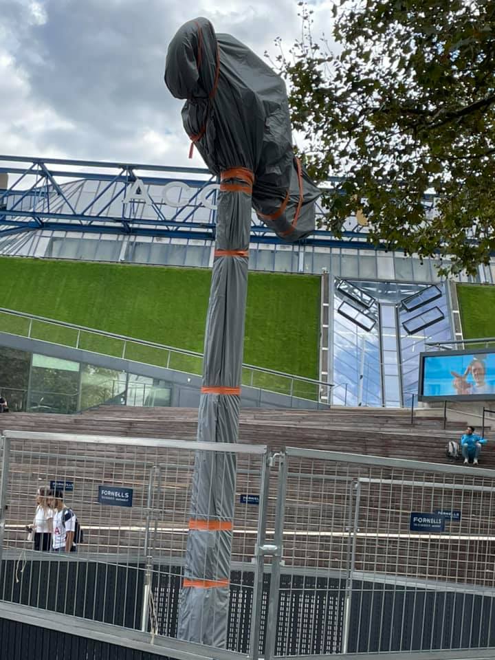 La statue devant Bercy Non10