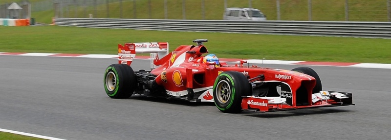 Fernando Alonso queda fuera de carrera tras un toque en la curva dos Alonso11