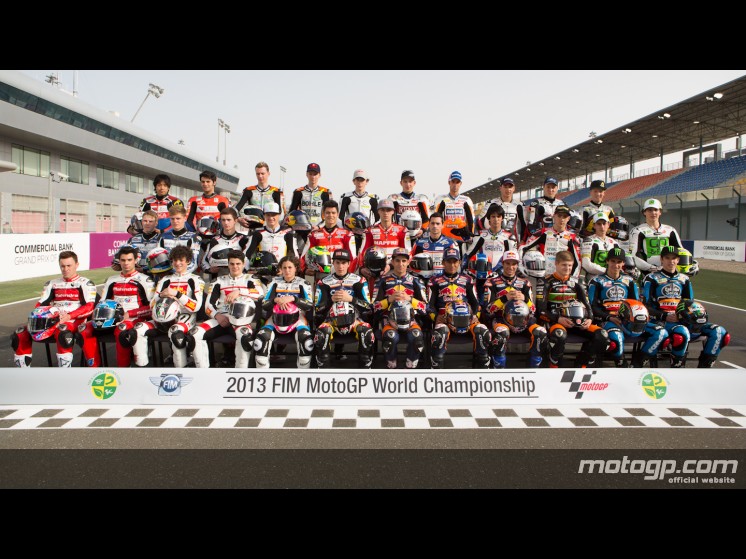 Los pilotos de MotoGP posan antes del inicio de temporada Moto3_10
