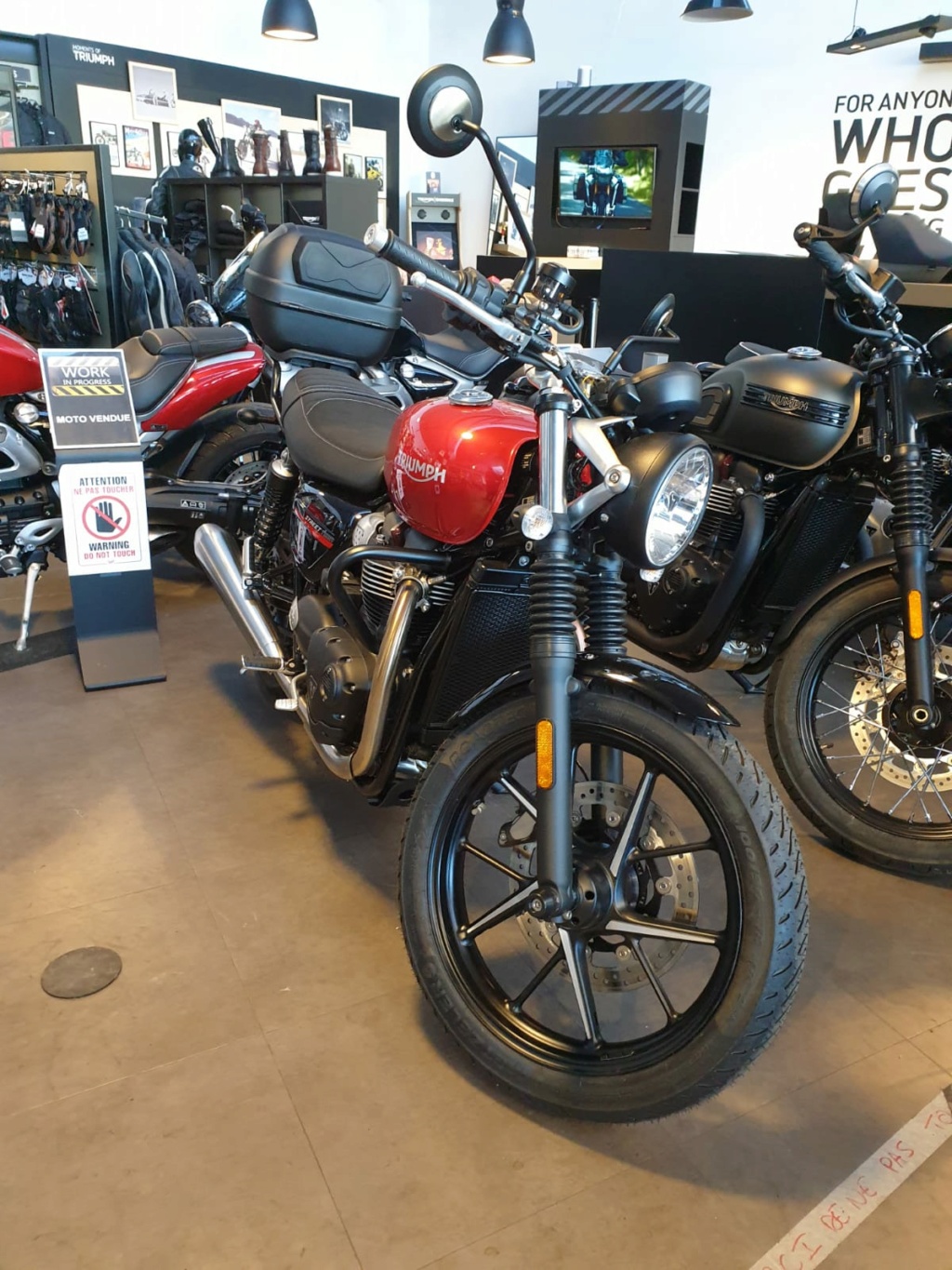 Agé de 50 ans dont 34 de moto mais première TRIUMPH Whatsa10