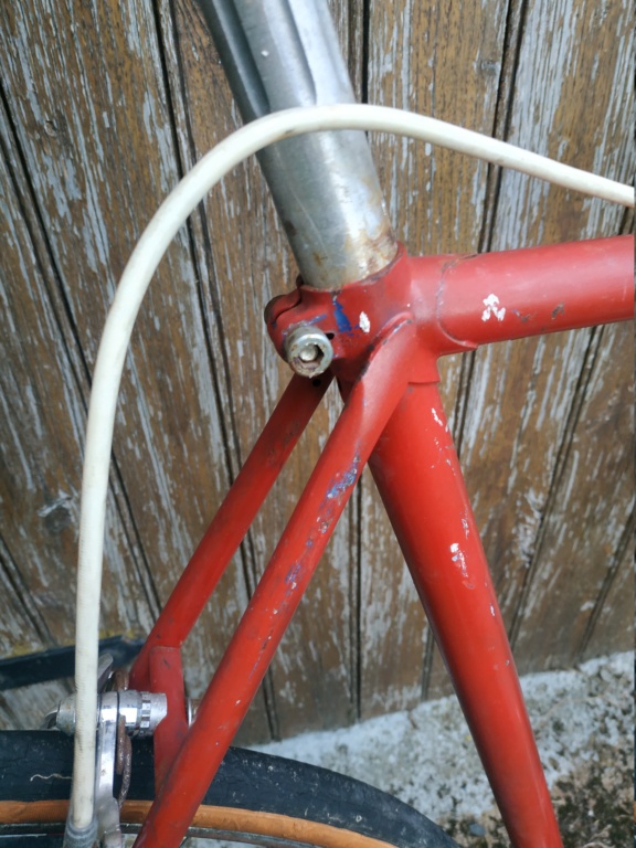 Vélo rouge , enfin repeind en rouge !  Img_2027