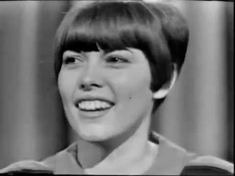 1965 - 21 novembre 1965 : “Télé Dimanche” révèle Mireille Mathieu Lesinc44