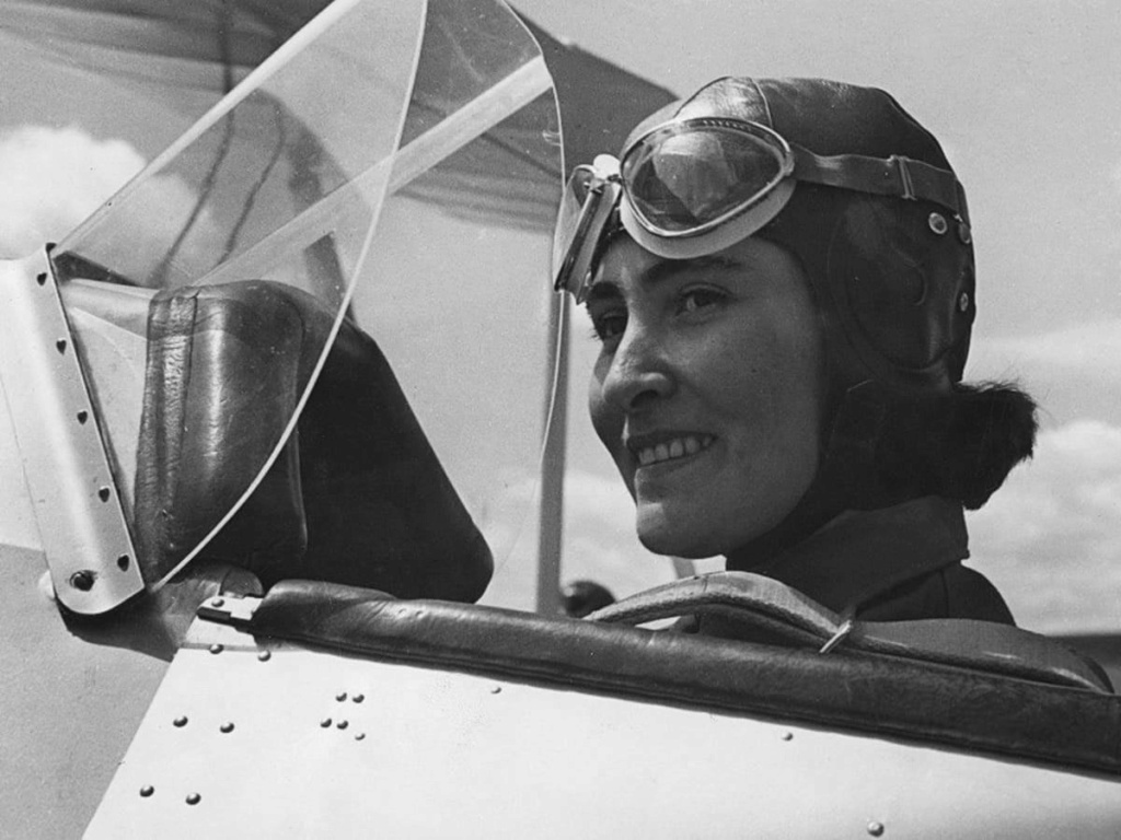 Египтянка Лотфия аль-Нади (1907 — 2002) — первая женщина из арабского мира и Африки, получившая лицензию пилота, 1933 г. Photo129