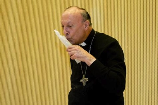 Mgr Léonard arrosé par des manifestantes seins nus à l'ULB Imagep11