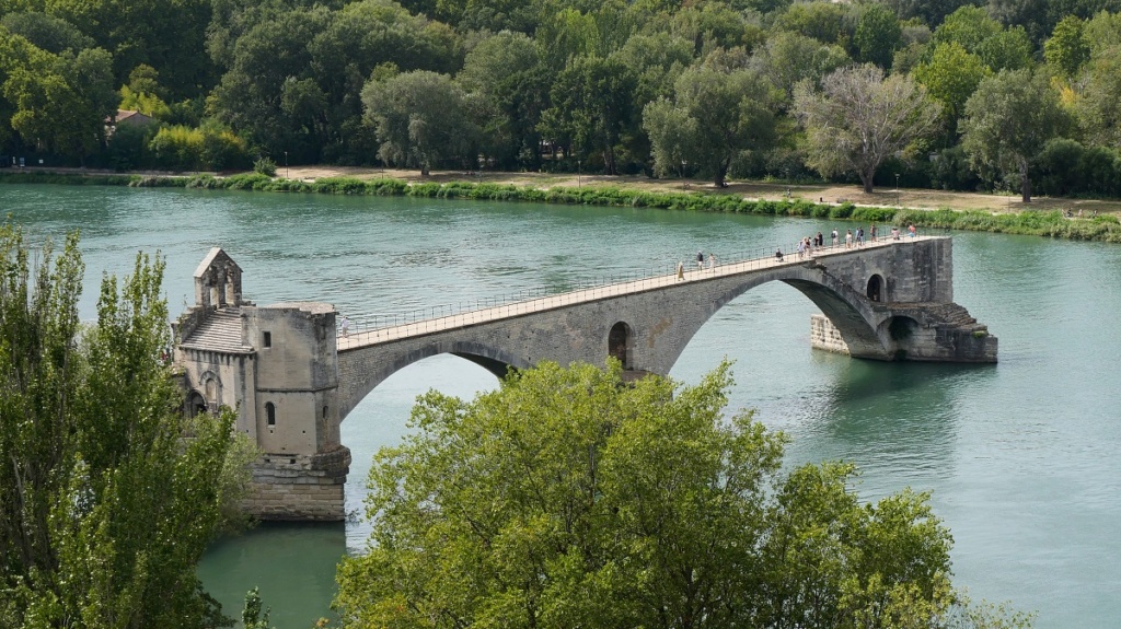 Sur le pont d'Avignon, on y danse.... P1013211