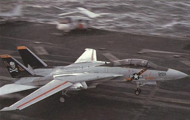 F14A Tomcat - JOLLY ROGERS - 1/72 [FUJIMI] - Page 2 F14a8410