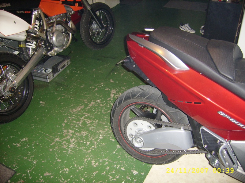 Ma moto GP800 (photo garde boue AV modifié) Ssa50122