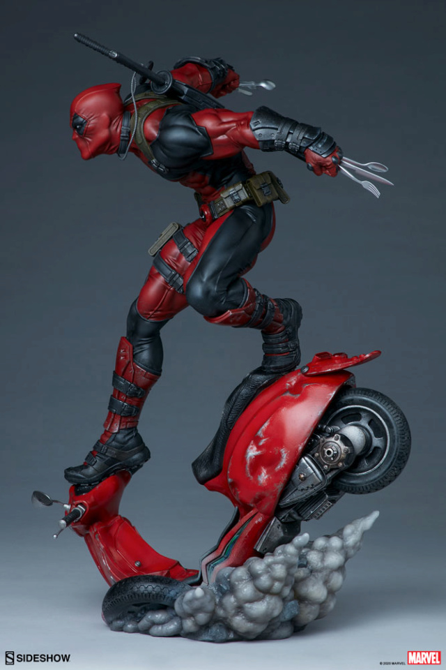 Deadpool Premium Format Figure Sides105