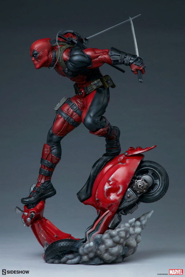 Deadpool Premium Format Figure Sides106