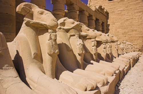 Die Geschichte der Sphinx und Petra der Tempeltänzerin 01283811