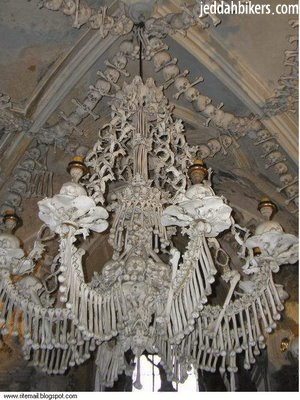 كنيسة قديمة ديكورها من عظام المسلمين Uuusoo12