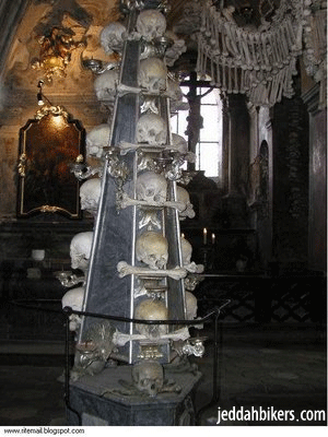 كنيسة قديمة ديكورها من عظام المسلمين Uuusoo15