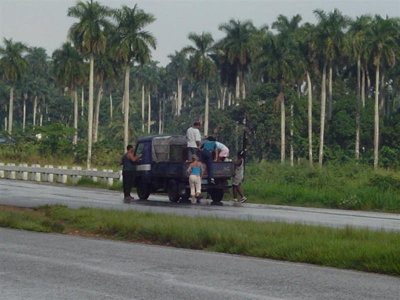 Carreteras de Cuba, factor importante en la reconstruccion de la isla...(fotos) Kuba310
