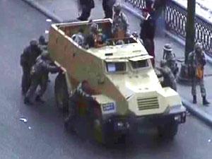 استقبال الشعب الجيش المصري بالقبلات والأحضان 72260010