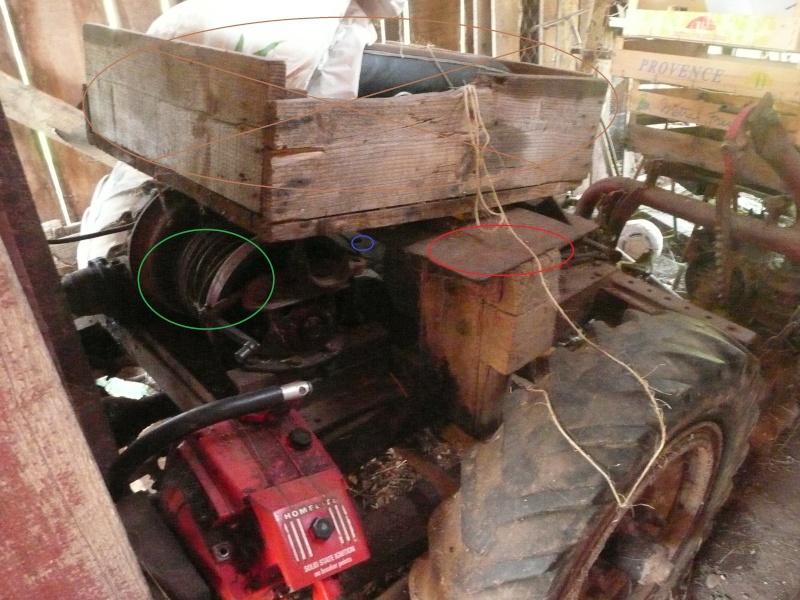 sortie de grange du tracteur artisanal Devenu RESTAURATION Viruj10