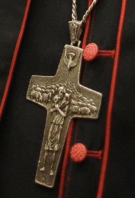 Croix bizarre du Pape François... Croix_10