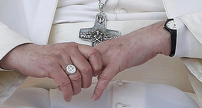 Croix bizarre du Pape François... Web_pa11