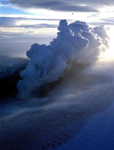 Volcanic eruptions: Amazing photos of volcanoes in action 1010