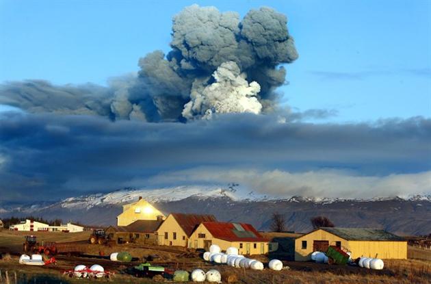 Volcanic eruptions: Amazing photos of volcanoes in action 310