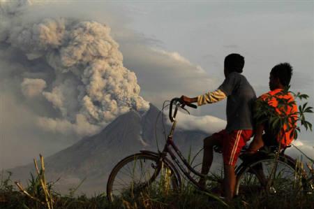 Volcanic eruptions: Amazing photos of volcanoes in action 710