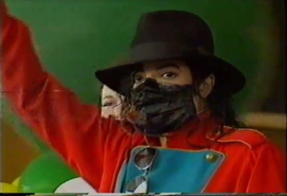 [DL] Michael Jackson - Perth Visit (TV News 1996) Perth_13