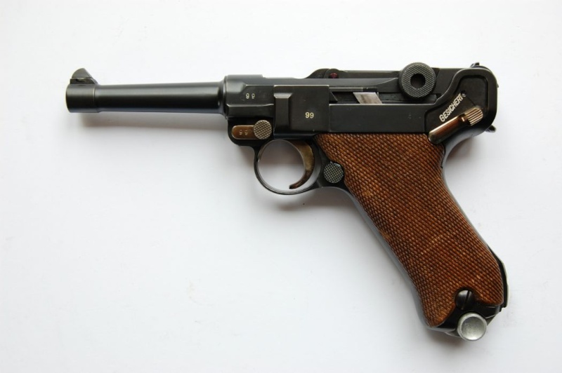 Un pistolet Luger de la Luftwaffe fabriqué par Krieghoff. 02110