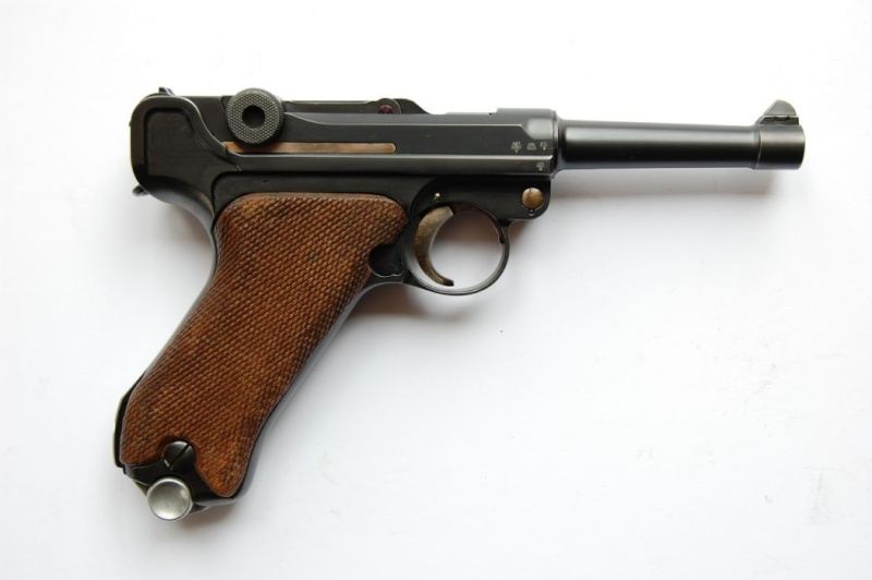 Un pistolet Luger de la Luftwaffe fabriqué par Krieghoff. 02210