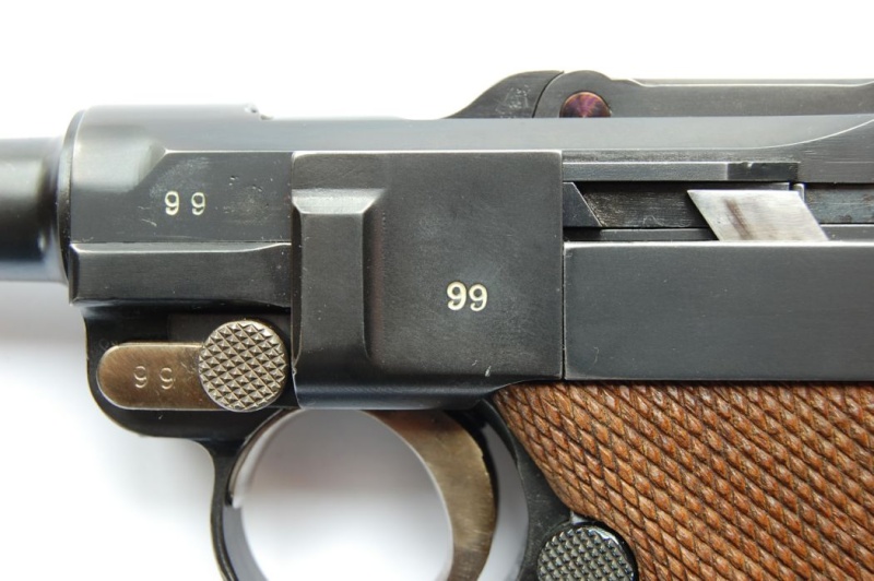 Un pistolet Luger de la Luftwaffe fabriqué par Krieghoff. 03210