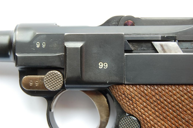 Un pistolet Luger de la Luftwaffe fabriqué par Krieghoff. 03210