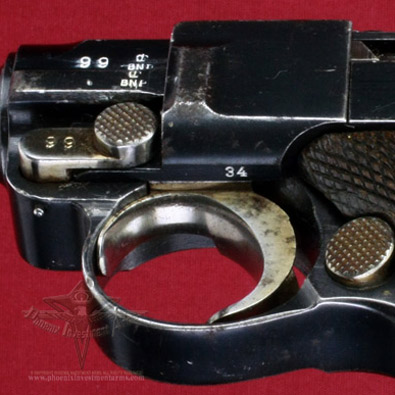 Un pistolet Luger de la Luftwaffe fabriqué par Krieghoff. Kriegh12