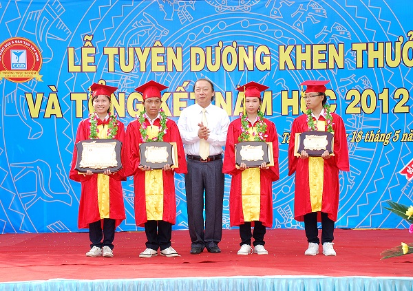 Lễ Tuyên dương khen thưởng và Tổng kết năm học 2012 - 2013 Dsc_3411