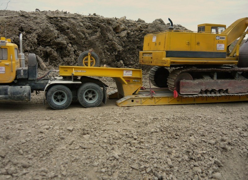 mack r 700  avec remorque fardier Trailbec  55 tons  et excavateur Cat 235C - Page 2 P1100941