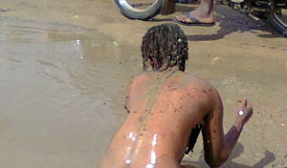  A food Vendor runs mad on the street naked after confessing to using mutuary water to get customers Mad_se10