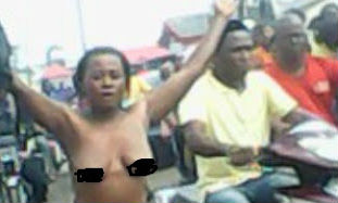  A food Vendor runs mad on the street naked after confessing to using mutuary water to get customers Mad_se11