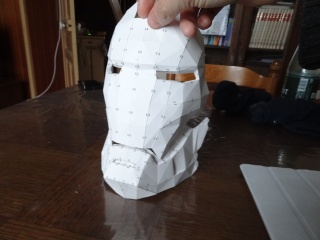 1ere essai de papercraft : casque Iron man Mark VI Dsc01110