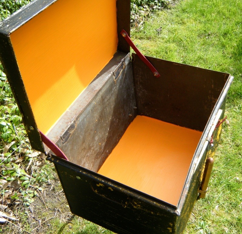  PEACE AMMO BOX Steampunk Side Table with MidCentury Legs, 1940s Ammunition Box, Transformed Into Storage Dscf8412