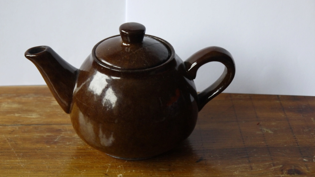 teapots with mysterious grooves under Jp103011