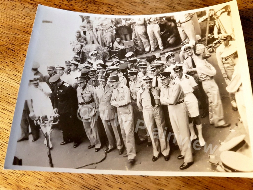 12 photos....en directe de l'USS Missouri ce 2 Septembre 1945. 20210534