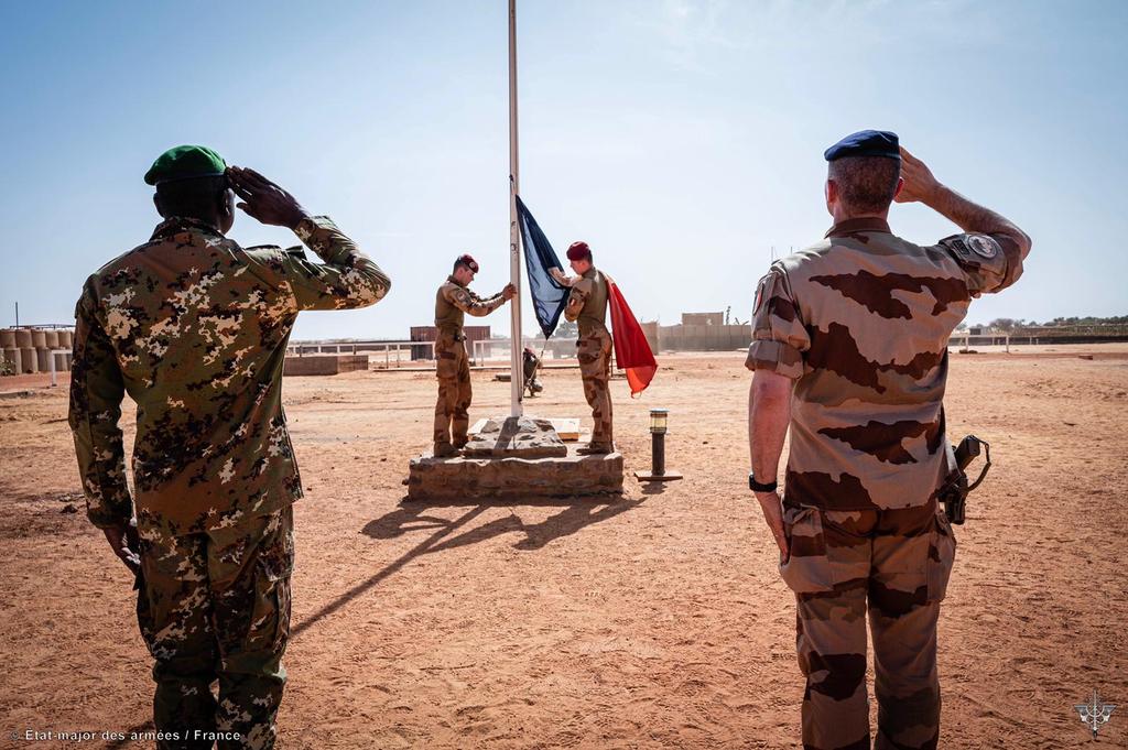 Officiellement, Barkhane se "ré articule" en quittant le Mali - # 7 Fqtfgc10