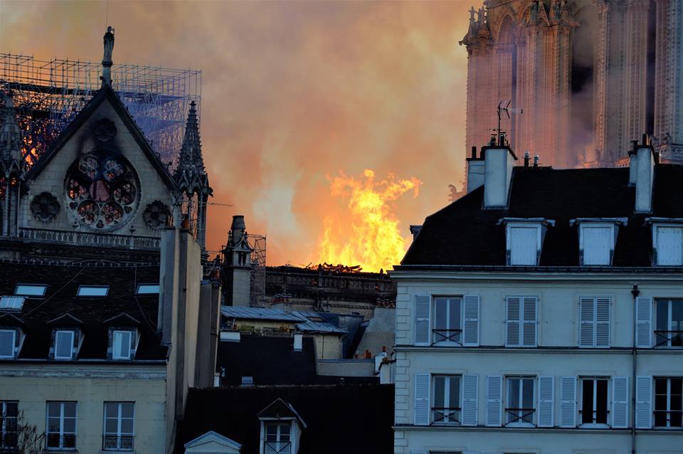 Notre Dame de Paris en flammes  - Page 6 57227710